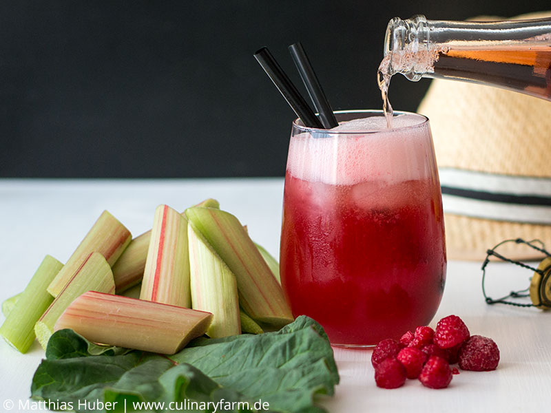 Champagner-Cocktail mit Rhabarber und Himbeeren