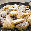 Kaiserschmarrn, leicht karamellisiert und mit Rosinen, der Klassiker aus Österreich