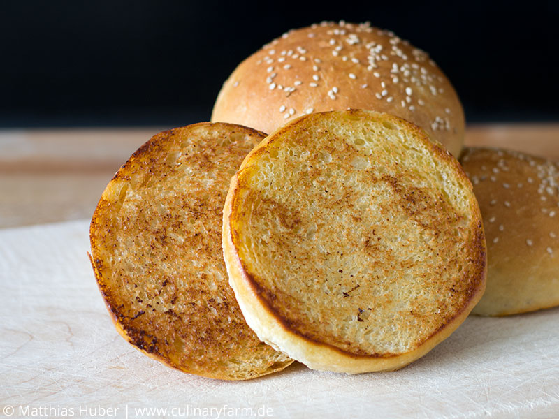 geröstete Brioche Burger Buns, selbstgebackene Burger-Brötchen