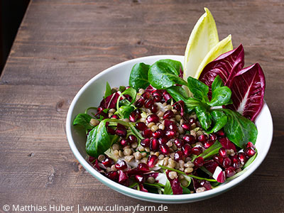 Granatapfelkerne als Topping für winterlichen Salat mit Linsen